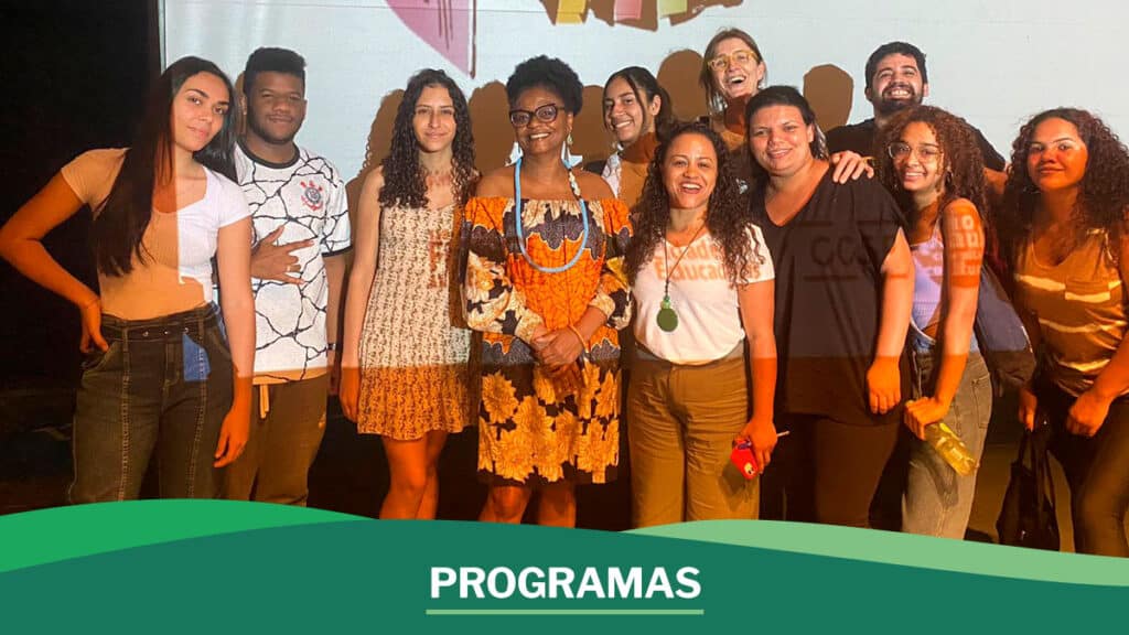 Equipe de jovens mediadores de leitura e brincadeira do Pró-Saber SP na FlipSampa com Kiusam de Oliveira.