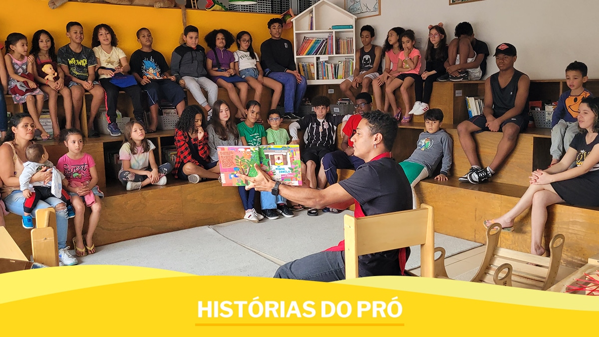 Guilherme Mendes, atuando como mediador de leitura para um grupo grande de pessoas